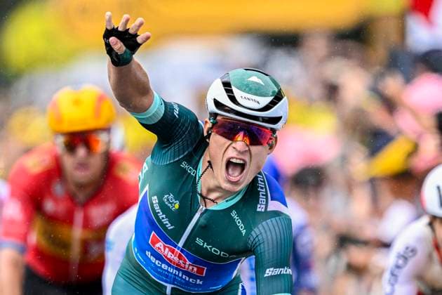Bilder des Jahres 2023, Sport 07 Juli Sport Themen der Woche KW28 Sport Bilder des Tages Tour de France 2023 - Stage 11 MOULINS, FRANCE - JULY 12 : Philipsen Jasper (BEL) of Alpecin-Deceuninck celebrating his victory during stage 11 of the 110th edition of the Tour de France 2023 cycling race, a stage of 180 kms with start in Clermont-Ferrand and finish in Moulins on July 12, 2023 in Moulins, France, 12 07 2023 ( Motordriver Kenny Verfaillie - Moulins France  Copyright: xVincentxKalutx