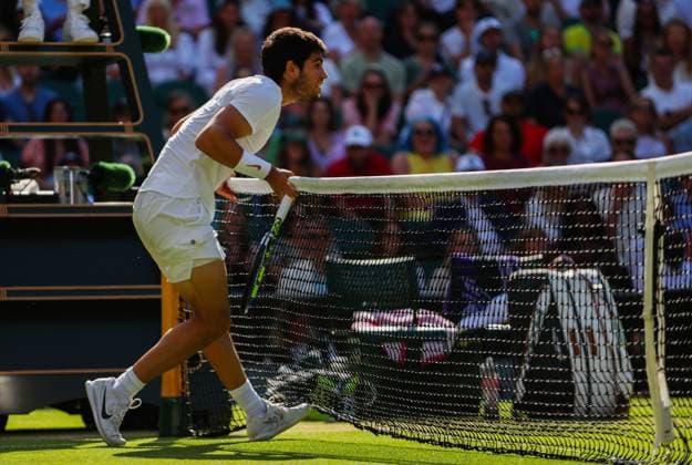 Mandatory Credit: Photo by Ella Ling Shutterstock (14006838bm) Carlos Alcaraz gets tangled in the net Wimbledon Tennis Championships, Day 10, The All England Lawn Tennis and Croquet Club, London, UK - 12 Jul 2023 Wimbledon Tennis Championships, Day 10, The All England Lawn Tennis and Croquet Club, London, UK - 12 Jul 2023  Copyright: xEllaxLing Shutterstockx 14006838bm