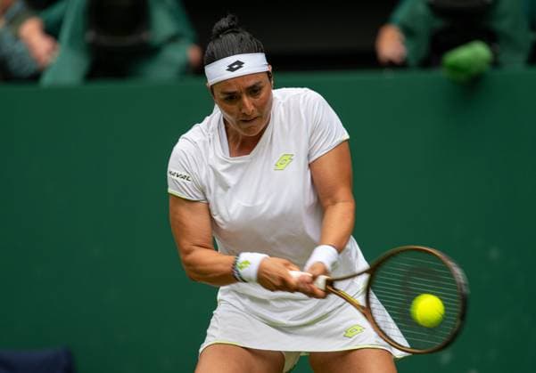 Tennis - Wimbledon Championship 2023 - Day 10 LONDON, ENGLAND - Wednesday, July 12, 2023: Ons Jabeur (TUN) during the Ladies Singles Quarter-Final match on Day Ten of The Championships Wimbledon 2023 at the All England Lawn Tennis and Croquet Club. LONDON All England Lawn Tennis and Croq GREATER LONDON ENGLAND  Copyright: xKirstenxHolstx P2023-07-12-Wimbledon_Day_10-26