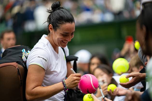 Tennis - Wimbledon Championship 2023 - Day 10 LONDON, ENGLAND - Wednesday, July 12, 2023: Ons Jabeur (TUN) signs autographs after the Ladies Singles Quarter-Final match on Day Ten of The Championships Wimbledon 2023 at the All England Lawn Tennis and Croquet Club. LONDON All England Lawn Tennis and Croq GREATER LONDON ENGLAND  Copyright: xKirstenxHolstx P2023-07-12-Wimbledon_Day_10-30