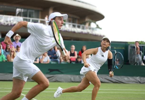 (230712) -- LONDON, July 12, 2023 -- Xu Yifan (R) Joran Vliegen compete during the mixed doubles semifinal match between Xu Yifan (China) Joran Vliegen (Belgium) and Matwe Middelkoop (the Netherlands) Aldila Sutjiadi (Indonesia) at Wimbledon tennis Championship in London, Britain, July 12, 2023. ) (SP)BRITAIN-LONDON-TENNIS-WIMBLEDON LixYing 