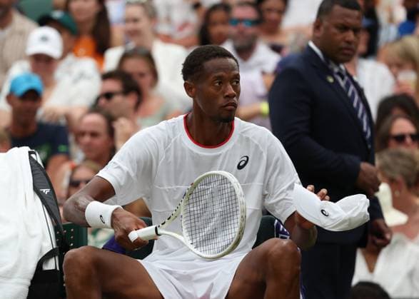 12th July 2023; All England Lawn Tennis and Croquet Club, London, England: Wimbledon Tennis Tournament; Christopher& xa0;Eubanks (USA) getting ready to continue his match against Daniil& xa0;Medvedev (RUS)  ActionPlus12530772 JohnxPatrickxFletcher
