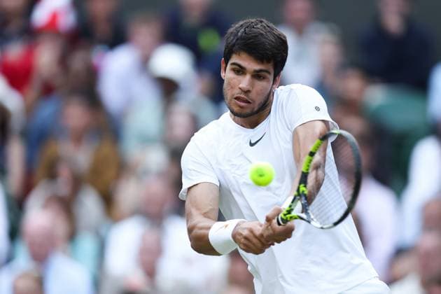 Wimbledon Tag Zehn 12. Juli 2023, Wimbledon Wimbledon Tennis Championships Tag Zehn Carlos Alcaraz ESP in Aktion während seines Gentlemen s Singles Viertelfinalspiels gegen Holger Rune DEN Foto Charlotte Wilson Offside Wimbledon UK  Copyright: xCharlottexWilsonx xOffsidexOffside
