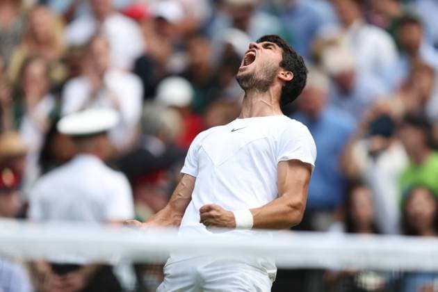 Wimbledon Tag Zehn 12. Juli 2023, Wimbledon Wimbledon Tennis Championships Tag Zehn Carlos Alcaraz ESP feiert den Sieg in seinem Herreneinzel-Viertelfinalspiel gegen Holger Rune DEN Foto Charlotte Wilson Offside Wimbledon UK  Copyright: xCharlottexWilsonx xOffsidexOffside