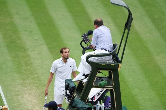 Sport Themen der Woche KW28 Sport Bilder des Tages Daniil Medvedev and referee Damien Dumusois TENNIS : Wimbledon 2023 - 12 07 2023 AntoineCouvercelle Panoramic  