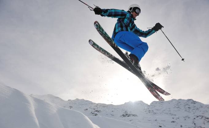 extreme freestyle ski jump extreme freestyle ski jump with young man at mountain in snow park at winter season (License=RF) 3793656 ,model released, Symbolfoto Copyright: xZoonar.com WWW.SHOCK.CO.BAx 3793656 ,model released, Symbolfoto ,property released