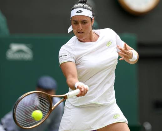 (230713) -- LONDON, July 13, 2023 -- Ons Jabeur competes during the women s single quarterfinal match between Ons Jabeur of Tunisia and Elena Rybakina of Kazakhstan at Wimbledon Tennis Championships in London, Britain, July 12, 2023. ) (SP) BRITAIN-LONDON-TENNIS-WIMBLEDON-DAY 10 LixYing 