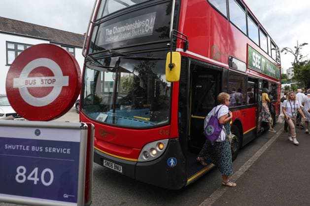 Wimbledon Tag Elf 13. Juli 2023, Wimbledon Wimbledon Tennis Championships Tag Elf Zuschauer steigen aus dem Wimbledon Shuttle-Bus aus Foto Charlotte Wilson Abseits Wimbledon UK  Copyright: xCharlottexWilsonx xOffsidexOffside