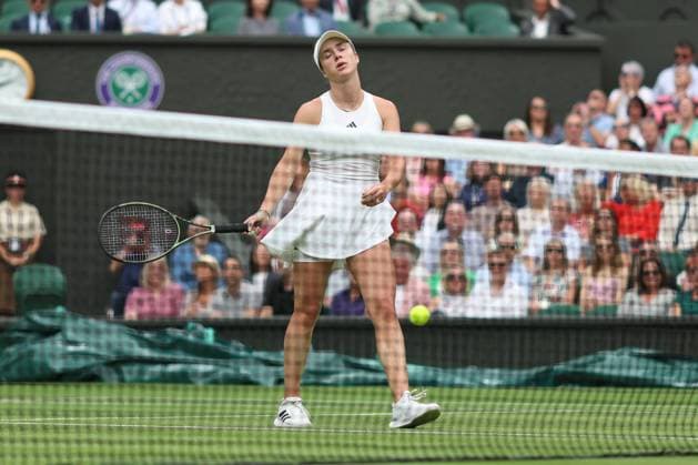 Wimbledon Tag Elf 13. Juli 2023, Wimbledon Wimbledon Tennis Championships Tag Elf Elina Svitolina UKR sieht niedergeschlagen aus, nachdem sie den Ball während ihres Halbfinalspiels im Dameneinzel gegen Marketa Vondrousova CZE ins Netz geschlagen hat Foto Charlotte Wilson Offside Wimbledon UK  Copyright: xCharlottexWilsonx xOffsidexOffside