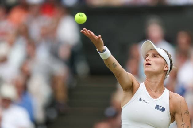 Wimbledon Tag Elf 13. Juli 2023, Wimbledon Wimbledon Tennis Championships Tag Elf Marketa Vondrousova CZE wirft den Ball zum Aufschlag während ihres Halbfinalspiels im Dameneinzel gegen Elina Svitolina UKR Foto Charlotte Wilson Offside Wimbledon UK  Copyright: xCharlottexWilsonx xOffsidexOffside