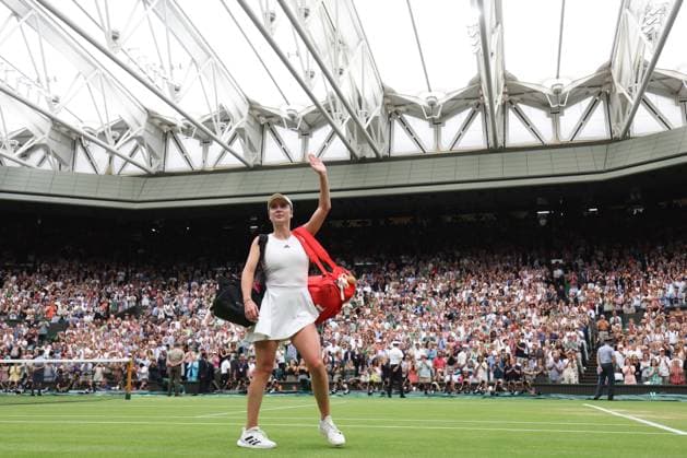 Wimbledon Tag Elf 13. Juli 2023, Wimbledon Wimbledon Tennis Championships Tag Elf Elina Svitolina UKR wirkt niedergeschlagen nach ihrer Halbfinalniederlage im Dameneinzel gegen Marketa Vondrousova CZE Foto Charlotte Wilson Offside Wimbledon UK  Copyright: xCharlottexWilsonx xOffsidexOffside