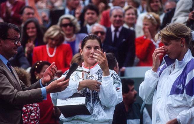 French Tennis Open - Files Yugoslavia s Monica Seles winner of the French Tennis Open against Germany s Steffi Graf In Roland-Garros Stadium, Paris, France on May 25th, 1992.. Photo by Henri Szwarc ABACAPRESS.COM Paris Paris France  Copyright: xSzwarcxHenri ABACAx 501187_056 SzwarcxHenri ABACAx 501187_056
