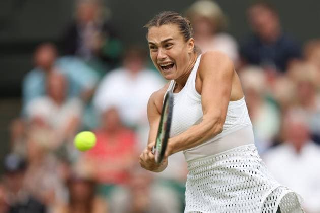 Wimbledon Tag Elf 13. Juli 2023, Wimbledon Wimbledon Tennis Championships Tag Elf Aryna Sabalenka in Aktion während ihres Dameneinzel-Halbfinalspiels gegen Ons Jabeur TUN Foto Charlotte Wilson Offside Wimbledon UK  Copyright: xCharlottexWilsonx xOffsidexOffside