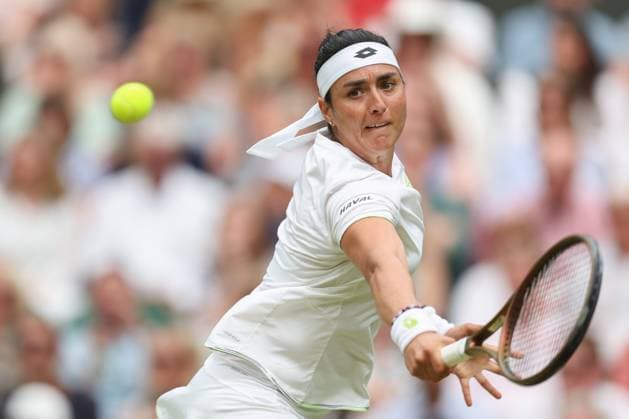 Wimbledon Tag Elf 13. Juli 2023, Wimbledon Wimbledon Tennis Championships Tag Elf Ons Jabeur TUN in Aktion während ihres Dameneinzel-Halbfinalspiels gegen Aryna Sabalenka Foto Charlotte Wilson Offside Wimbledon UK  Copyright: xCharlottexWilsonx xOffsidexOffside