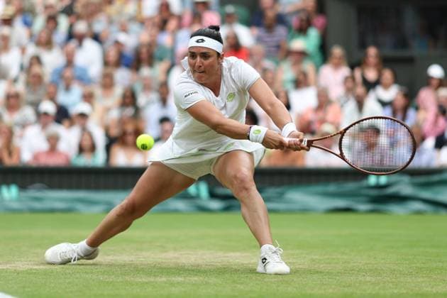 Wimbledon Tag Elf 13. Juli 2023, Wimbledon Wimbledon Tennis Championships Tag Elf Ons Jabeur TUN in Aktion während ihres Dameneinzel-Halbfinalspiels gegen Aryna Sabalenka Foto Charlotte Wilson Offside Wimbledon UK  Copyright: xCharlottexWilsonx xOffsidexOffside