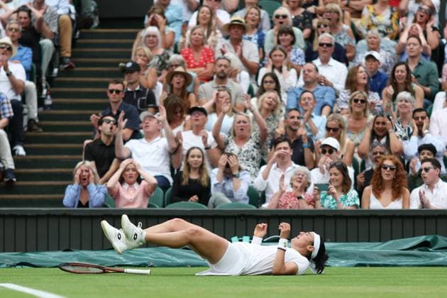 Wimbledon Tag Elf 13. Juli 2023, Wimbledon Wimbledon Tennis Championships Tag Elf Ons Jabeur TUN lässt sich nach einem anstrengenden Spiel während ihres Halbfinalspiels im Dameneinzel gegen Aryna Sabalenka zu Boden fallen Foto Charlotte Wilson Offside Wimbledon UK  Copyright: xCharlottexWilsonx xOffsidexOffside