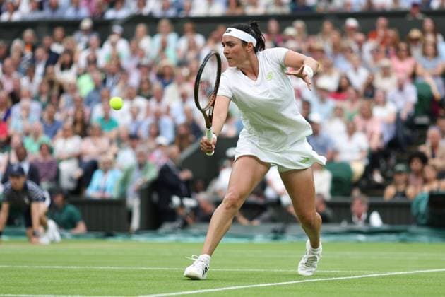 Wimbledon Tag Elf 13. Juli 2023, Wimbledon Wimbledon Tennis Championships Tag Elf Ons Jabeur TUN in Aktion während ihres Dameneinzel-Halbfinalspiels gegen Aryna Sabalenka Foto Charlotte Wilson Offside Wimbledon UK  Copyright: xCharlottexWilsonx xOffsidexOffside