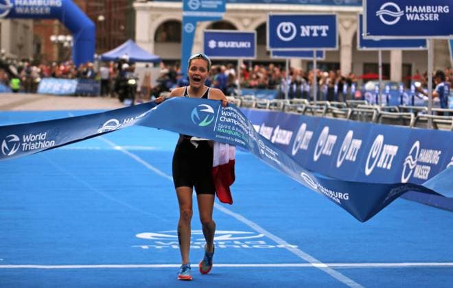 Bilder des Jahres 2023, Sport 07 Juli Sport Themen der Woche KW28 Sport Bilder des Tages Triathlon-WM in Hamburg, Juniorinnen Sprint: Ilona Hadhoum (Frankreich) gewinnt den WM-Titel. *** Triathlon World Championships in Hamburg, Junior Women Sprint Ilona Hadhoum France wins the world title