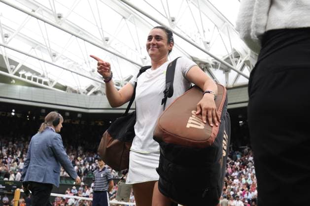 Wimbledon Tag Elf 13. Juli 2023, Wimbledon Wimbledon Tennis Championships Tag Elf Ein Jabeur TUN feiert den Sieg nach ihrem Halbfinalspiel im Dameneinzel gegen Aryna Sabalenka Foto Charlotte Wilson Offside Wimbledon UK  Copyright: xCharlottexWilsonx xOffsidexOffside