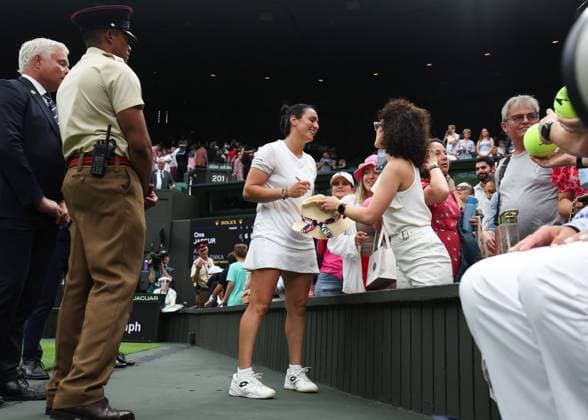 Wimbledon Tag Elf 13. Juli 2023, Wimbledon Wimbledon Tennis Championships Tag Elf Ein Jabeur TUN unterhält sich mit Zuschauern nach ihrem Sieg im Dameneinzel-Halbfinale gegen Aryna Sabalenka Foto Charlotte Wilson Abseits Wimbledon UK  Copyright: xCharlottexWilsonx xOffsidexOffside