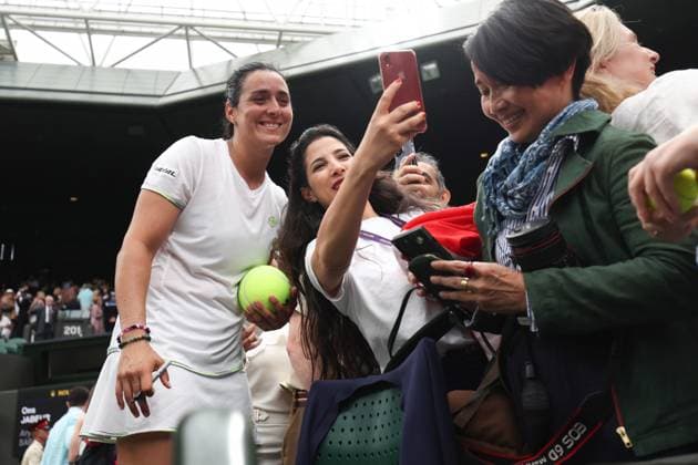 Wimbledon Tag Elf 13. Juli 2023, Wimbledon Wimbledon Tennis Championships Tag Elf Ein Jabeur TUN unterhält sich mit Zuschauern nach ihrem Sieg im Dameneinzel-Halbfinale gegen Aryna Sabalenka Foto Charlotte Wilson Abseits Wimbledon UK  Copyright: xCharlottexWilsonx xOffsidexOffside