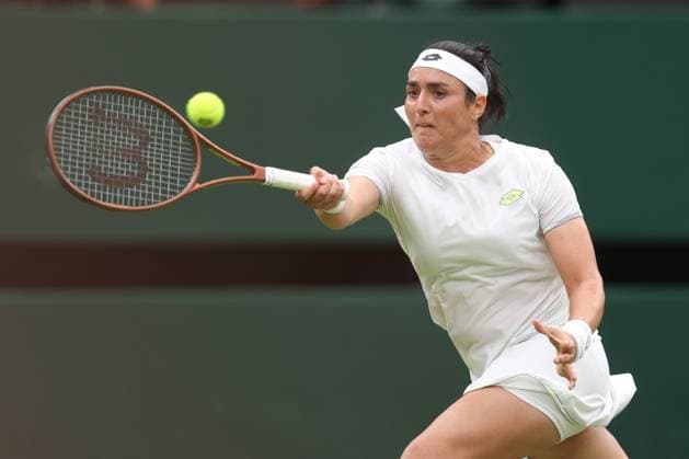 Wimbledon Tag Elf 13. Juli 2023, Wimbledon Wimbledon Tennis Championships Tag Elf Ons Jabeur TUN in Aktion während ihres Dameneinzel-Halbfinalspiels gegen Aryna Sabalenka Foto Charlotte Wilson Offside Wimbledon UK  Copyright: xCharlottexWilsonx xOffsidexOffside
