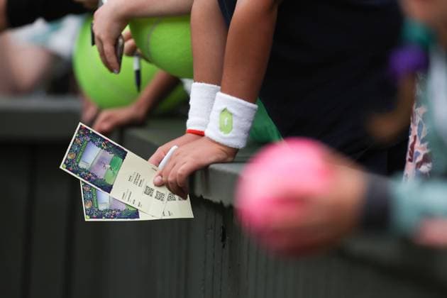 Wimbledon Tag Elf 13. Juli 2023, Wimbledon Wimbledon Tennis Championships Tag Elf Ein Fan hält zwei Tickets Foto Charlotte Wilson Abseits Wimbledon UK  Copyright: xCharlottexWilsonx xOffsidexOffside
