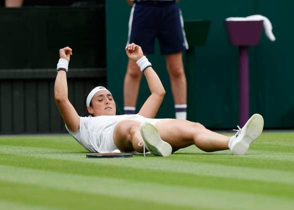 Ons Jabeur drops to the floor after a long rally, womens singles, semifinals Copyright: xJuergenxHasenkopfx