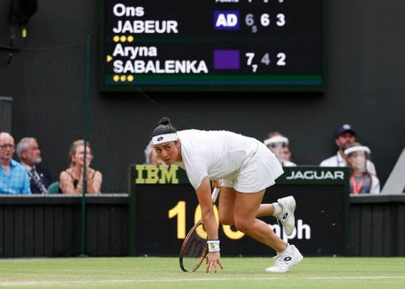 Ons Jabeur stumbles, womens singles, semi final Copyright: xJuergenxHasenkopfx