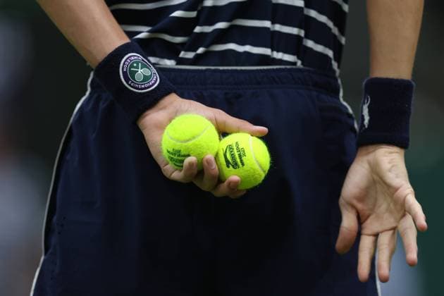 Wimbledon Tag Elf 13. Juli 2023, Wimbledon Wimbledon Tennis Championships Tag Elf Ein Balljunge hält zwei Tennisbälle hinter seinem Rücken Foto Charlotte Wilson Abseits Wimbledon UK  Copyright: xCharlottexWilsonx xOffsidexOffside