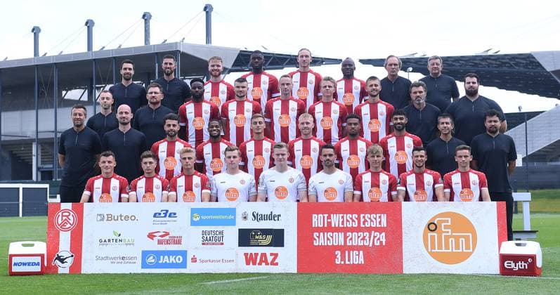 Rot Weiss Essen 3 Liga, Porträttermin 2023 2024, team photo Bottom row from left Thomas Eisfeld, Sandro Plechaty, Cedric Harenbrock, Felix Wienand, Jakob Golz, Ole Springer, Sascha Voelcke, Andreas Wiegel, Nils Kaiser Second row from left Christoph Dabrowski head coach , Lars Fleischer Co Trainer , Josà Enrique Rios Alonso, Isaiah Young, Marvin Obuz, Ron Berlinski, Eric Voufack, Ekin Celebi, Dr Markus Faghih team doctor , Andreas Ganzinger Support Staff Third Row from left Aaron Beißwenger Video Analyst , Paul Freier Co Trainer , Mustafa Kourouma, Björn Rother, Felix Bastians, Felix Götze, Torben Müsel, Carsten Wolters Team Manager , Alexander Dolls Physiotherapist Back Row from left Max von Gehlen Physiotherapist , Manuel Lenz Goalkeeper Trainer , Fabian Rüth, Aaron Manu, Vinko Sapina, Moussa Doumbouya, Patrick Nonhoff Team Physician , Dr Martin Zühlke Team Physician xRx
