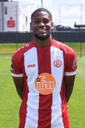 Rot Weiss Essen 3 Liga, Porträttermin 2023 2024 Isaiah Young Rot Weiss Essen 3 Liga, Porträttermin 2023 2024 xRx