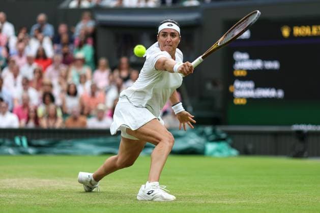 Wimbledon Tag Elf 13. Juli 2023, Wimbledon Wimbledon Tennis Championships Tag Elf Ons Jabeur TUN streckt sich, um eine Rückhand zu spielen Foto Charlotte Wilson Abseits Wimbledon UK  Copyright: xCharlottexWilsonx xOffsidexOffside