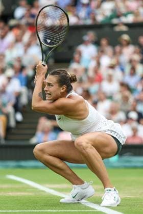 Wimbledon Tag Elf 13. Juli 2023, Wimbledon Wimbledon Tennis Championships Tag Elf Aryna Sabalenka hockt nach der Rückgabe des Balls Foto Charlotte Wilson Abseits Wimbledon UK  Copyright: xCharlottexWilsonx xOffsidexOffside