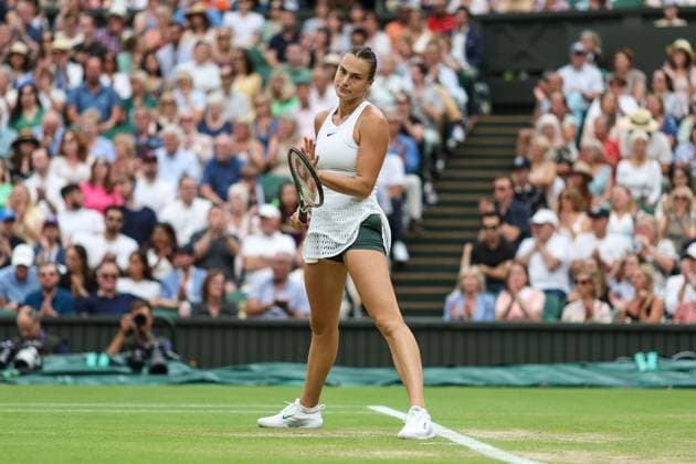 Wimbledon Tag Elf 13. Juli 2023, Wimbledon Wimbledon Tennis Championships Tag Elf Aryna Sabalenka applaudiert einem gut gemachten Spiel ihrer Gegnerin Ons Jabeur TUN Foto Charlotte Wilson Abseits Wimbledon UK  Copyright: xCharlottexWilsonx xOffsidexOffside