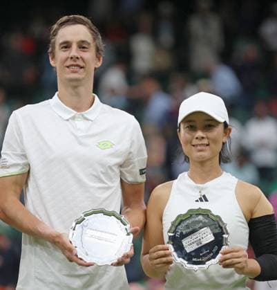 (230714) -- LONDON, July 14, 2023 -- Xu Yifan (R) Joran Vliegen pose for photos during the awarding ceremony after the mixed doubles final match between Xu Yifan of China Joran Vliegen of Belgium and Mate Pavic of Croatia Lyudmyla Kichenok of Ukraine at Wimbledon tennis Championship in London, Britain, on July 13, 2023. ) (SP)BRITAIN-LONDON-TENNIS-WIMBLEDON-DAY 11 LixYing 