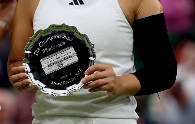 (230714) -- LONDON, July 14, 2023 -- Xu Yifan poses for photos during the awarding ceremony after the mixed doubles final match between Xu Yifan of China Joran Vliegen of Belgium and Mate Pavic of Croatia Lyudmyla Kichenok of Ukraine at Wimbledon tennis Championship in London, Britain, on July 13, 2023. ) (SP)BRITAIN-LONDON-TENNIS-WIMBLEDON-DAY 11 LixYing 