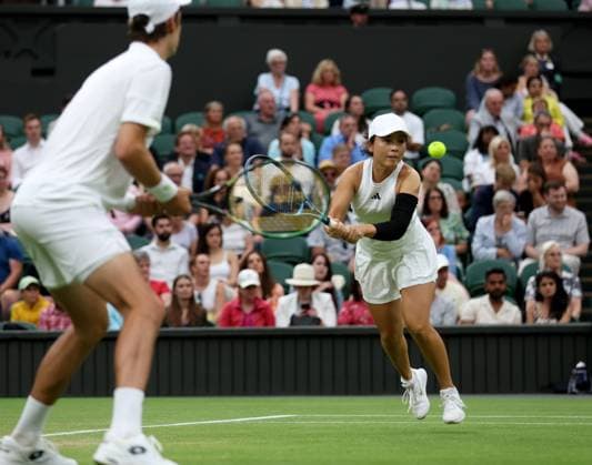 (230714) -- LONDON, July 14, 2023 -- Xu Yifan (R) Joran Vliegen compete during the mixed doubles final match between Xu Yifan of China Joran Vliegen of Belgium and Mate Pavic of Croatia Lyudmyla Kichenok of Ukraine at Wimbledon tennis Championship in London, Britain, on July 13, 2023. ) (SP)BRITAIN-LONDON-TENNIS-WIMBLEDON-DAY 11 LixYing 