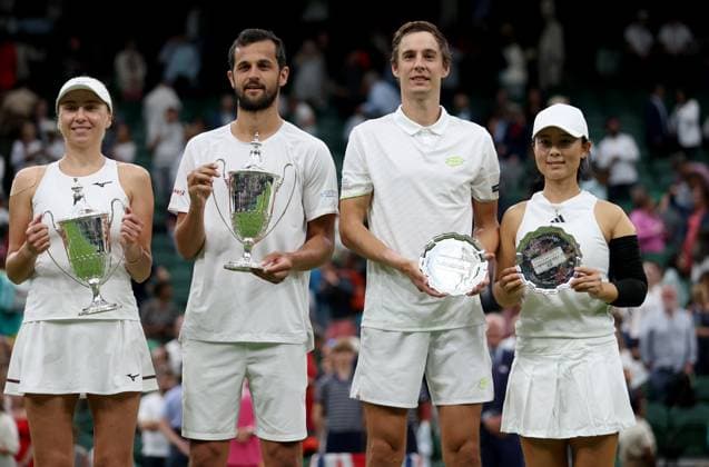 (230714) -- LONDON, July 14, 2023 -- Winners Mate Pavic (2nd L) Lyudmyla Kichenok (1st L) and runners-up Xu Yifan (1st R) Joran Vliegen pose for photos during the awarding ceremony after the mixed doubles final match between Xu Yifan of China Joran Vliegen of Belgium and Mate Pavic of Croatia Lyudmyla Kichenok of Ukraine at Wimbledon tennis Championship in London, Britain, on July 13, 2023. ) (SP)BRITAIN-LONDON-TENNIS-WIMBLEDON-DAY 11 LixYing 