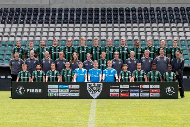 SC Preußen Münster 06 3 Liga, portrait date 2023 2024, team photo, hi row v l Yassine Bouchama, Darius Ghindovean, Rico Preißinger, Niko Koulis, Luca Bazzoli, Lukas Frenkert, Gerrit Wegkamp, Simon Scherder, Alexander Hahn, Andrew Wooten, Joel Grodowski, Marvin Benjamins, Jano Ter Horst mi row v l coach Sascha Hildmann, co-trainer Louis Cordes, athletics coach Tim Geidies, goalkeeping coach Andrà Poggenborg, Physiotherapist Kira Loose, Physiotherapist Matthias Sieme, Dennis Grote, Team doctor Cornelius Müller Rensmann, Team doctor Kristian Schneider, Team doctor Tim Hartwig, Witness Helge Dahms, Team manager Harald Menzel vo Row v l Thorben Deters, Dominik Schad, Thomas Kok, Marc Lorenz, Tom Müller, Maximilian Schulze Niehues, Roman Schabbing, Malik Batmaz, Sebastian Mrowca, Daniel Kyerewaa, Shaibou Oubeyapwa Copyright: xDavidxInderliedx