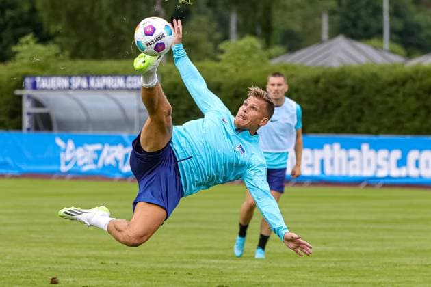 Sport Themen der Woche KW28 Austria, Zell am See, 13.07.2023, Alois Latini Stadion, Hertha BSC Berlin - Trainingslager, Florian Niederlechner (Hertha BSC Berlin) controls the ball Zell am See Alois Latini Stadion Austria *** Austria, Zell am See, 13 07 2023, Alois Latini Stadium, Hertha BSC Berlin training camp, Florian Niederlechner Hertha BSC Berlin controls the ball Zell am See Alois Latini Stadium Austria  eu-images-562