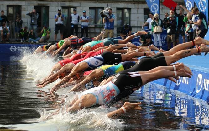 Sport Themen der Woche KW28 Sport Bilder des Tages Triathlon-WM in Hamburg, Qualifikation Supersprint, Elite-Männer. *** Triathlon World Championships in Hamburg, Qualification Super Sprint, Elite Men