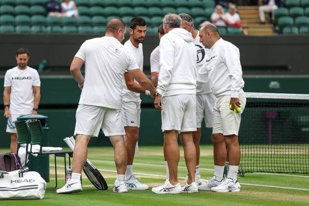 Wimbledon Tag Zwölf 14. Juli 2023, Wimbledon Wimbledon Tennis Championships Tag Zwölf Novak Djokovic mit seinem Trainerteam Foto Charlotte Wilson Abseits Wimbledon UK  Copyright: xCharlottexWilsonx xOffsidexOffside