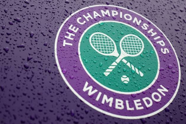 Wimbledon Tag Zwölf 14. Juli 2023, Wimbledon Wimbledon Tennis Championships Tag Zwölf Das mit Regentropfen bedeckte Wimbledon-Logo Foto Charlotte Wilson Abseits Wimbledon UK  Copyright: xCharlottexWilsonx xOffsidexOffside