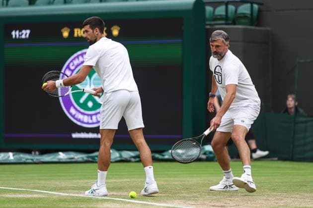 Wimbledon Tag Zwölf 14. Juli 2023, Wimbledon Wimbledon Tennis Championships Tag Zwölf Trainer Goran Ivanisevic greift nach dem Ball, während Novak Djokovic seinen Aufschlag übt Foto Charlotte Wilson Abseits Wimbledon UK  Copyright: xCharlottexWilsonx xOffsidexOffside