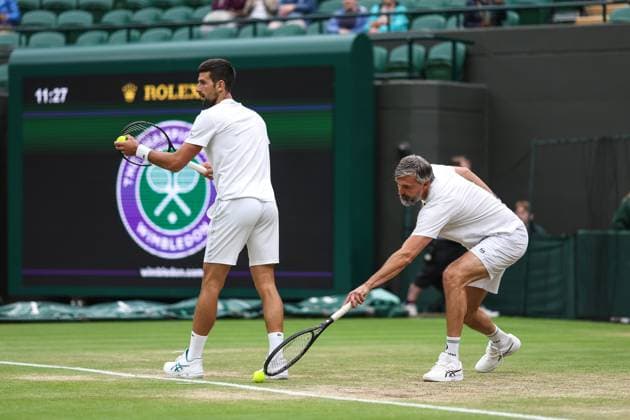 Wimbledon Tag Zwölf 14. Juli 2023, Wimbledon Wimbledon Tennis Championships Tag Zwölf Trainer Goran Ivanisevic greift nach dem Ball, während Novak Djokovic seinen Aufschlag übt Foto Charlotte Wilson Abseits Wimbledon UK  Copyright: xCharlottexWilsonx xOffsidexOffside
