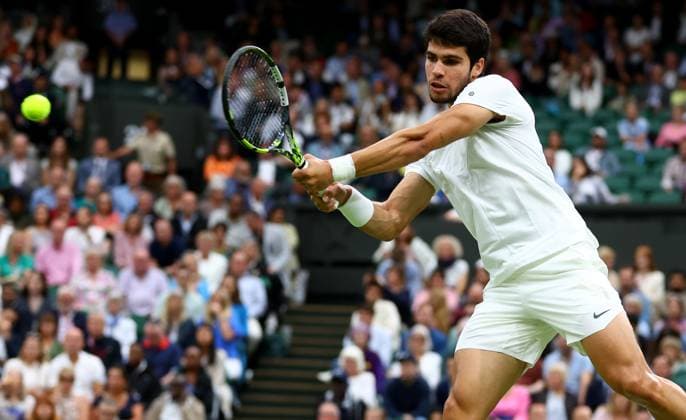 Sport Bilder des Tages Mandatory Credit: Photo by Kieran McManus Shutterstock (14009604ds) Carlos Alcaraz of Spain in action during his Semi Final match. Wimbledon Tennis Championships, Day 12, The All England Lawn Tennis and Croquet Club, London, UK - 14 Jul 2023 Wimbledon Tennis Championships, Day 12, The All England Lawn Tennis and Croquet Club, London, UK - 14 Jul 2023  Copyright: xKieranxMcManus Shutterstockx 14009604ds