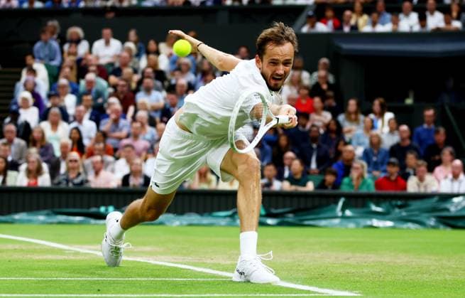 Sport Bilder des Tages Mandatory Credit: Photo by Kieran McManus Shutterstock (14009604eq) Daniil Medvedev of Russia in action during his Semi Final match. Wimbledon Tennis Championships, Day 12, The All England Lawn Tennis and Croquet Club, London, UK - 14 Jul 2023 Wimbledon Tennis Championships, Day 12, The All England Lawn Tennis and Croquet Club, London, UK - 14 Jul 2023  Copyright: xKieranxMcManus Shutterstockx 14009604eq