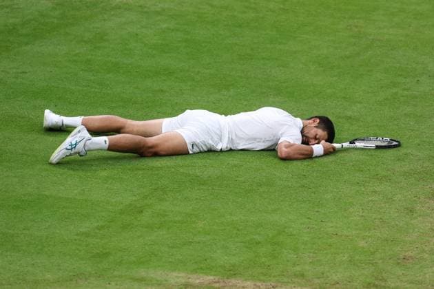 Wimbledon Tag Zwölf 14. Juli 2023, Wimbledon Wimbledon Tennis Championships Tag Zwölf Novak Djokovic SRB liegt nach einem Ausrutscher am Boden Foto Charlotte Wilson Abseits Wimbledon UK  Copyright: xCharlottexWilsonx xOffsidexOffside