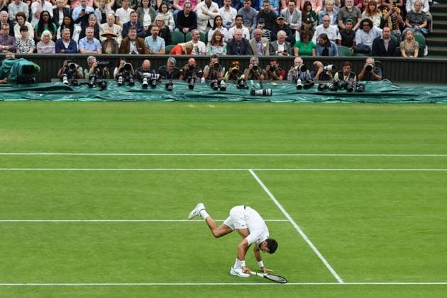 Wimbledon Tag Zwölf 14. Juli 2023, Wimbledon Wimbledon Tennis Championships Tag Zwölf Novak Djokovic SRB rutscht aus Foto Charlotte Wilson Abseits Wimbledon UK  Copyright: xCharlottexWilsonx xOffsidexOffside